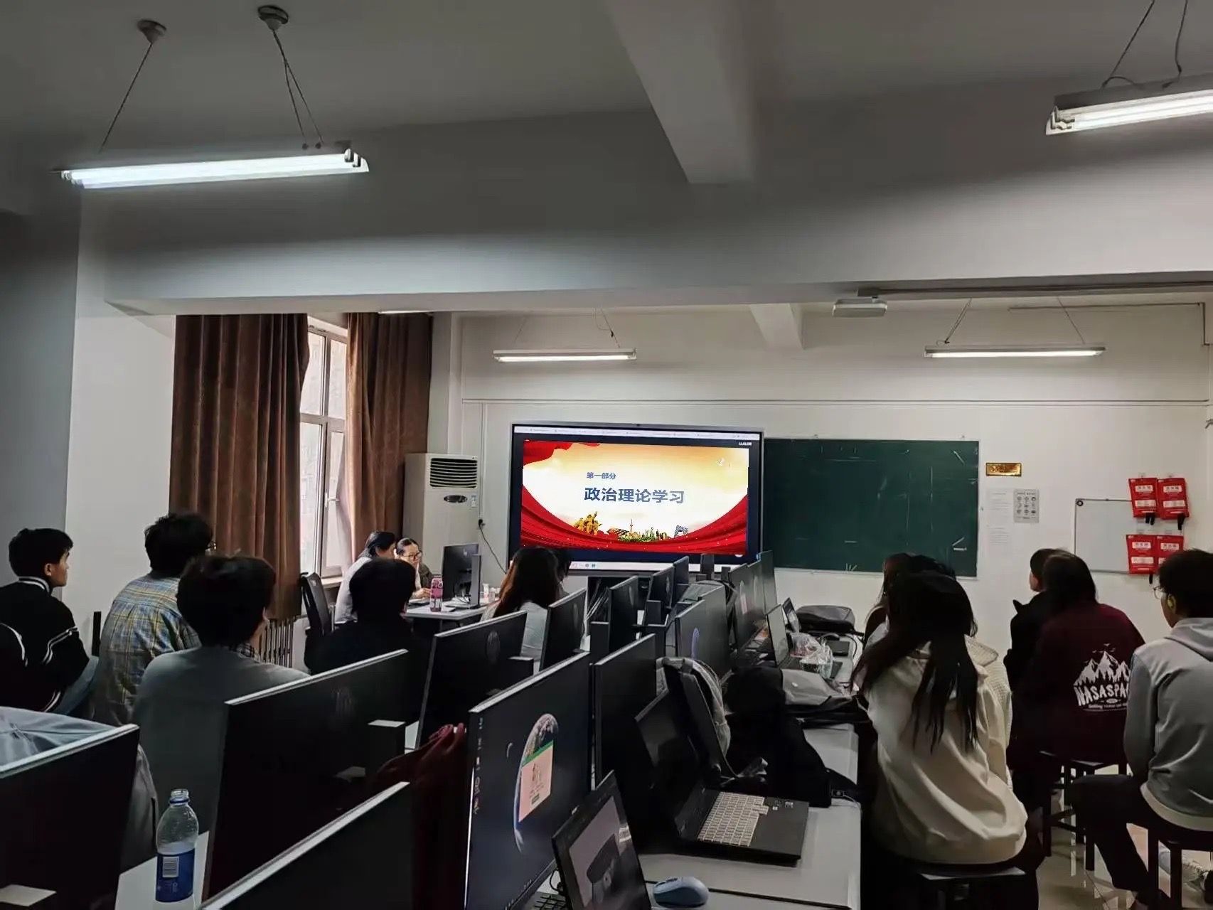 美術學院舉辦“聚焦憲法教育 弘揚法治精神”主題班會