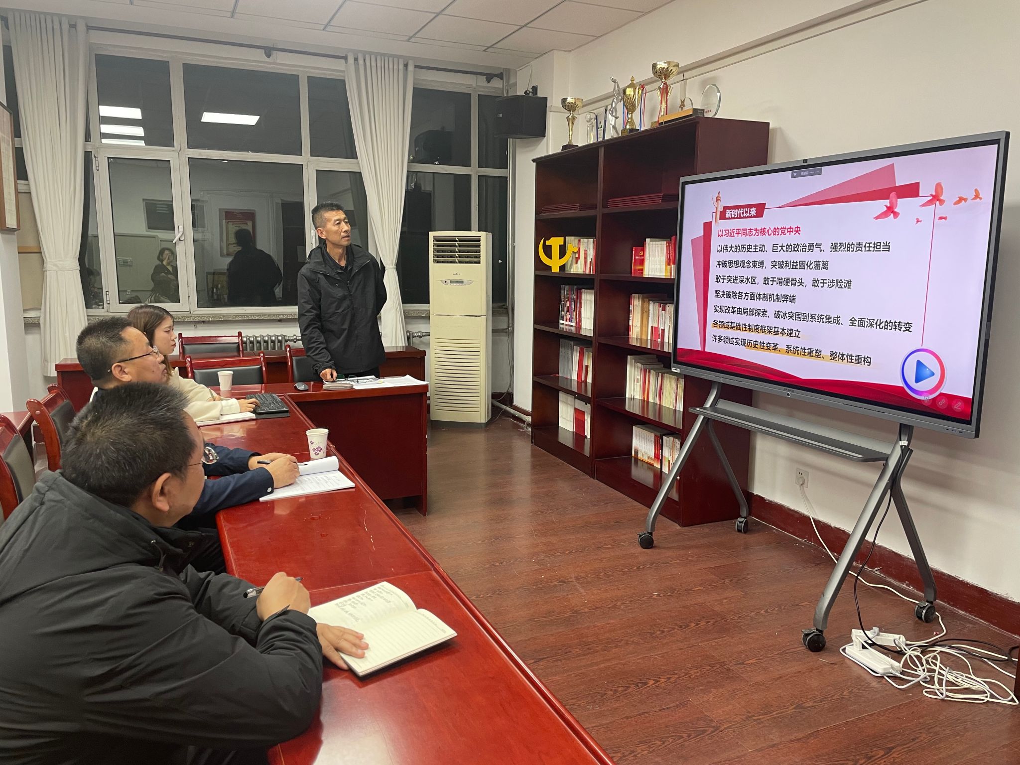 校領導為美術學院本科生黨員講授專題黨課